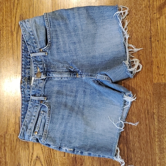Womens Eddie Bauer medium wash raw hem jean shorts size 6 - Picture 2 of 3